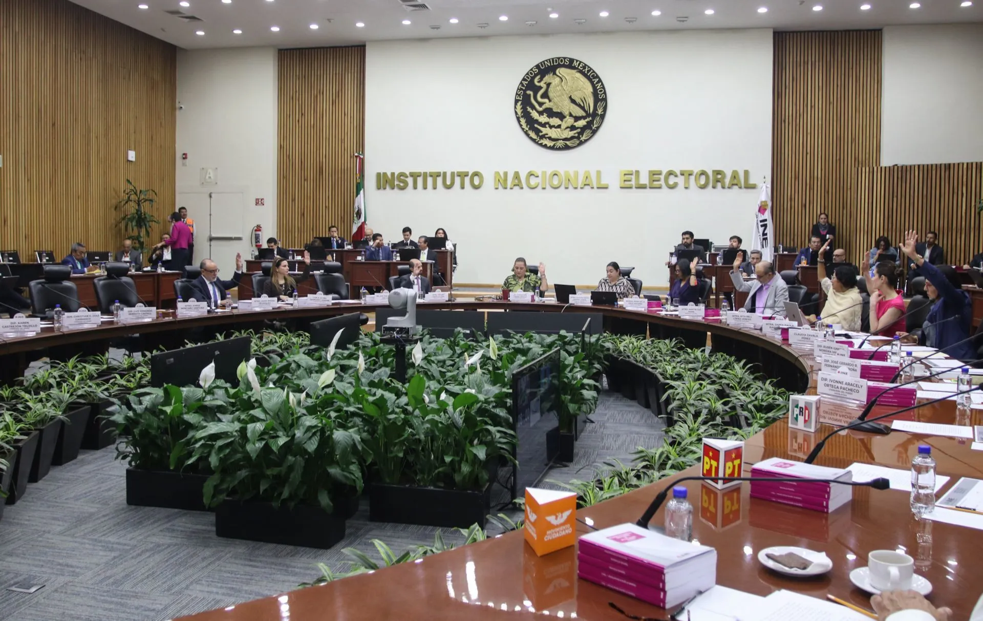 Morena y Somos México confrontan posturas en el INE por caso Ernesto Ruffo