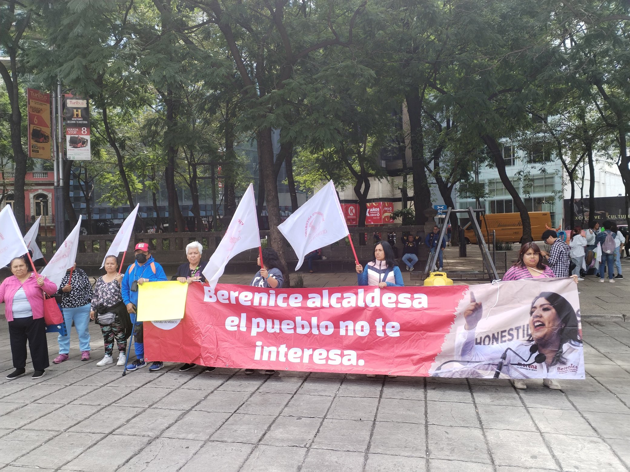 Cadena humana en el Ángel de la Independencia denuncia que alcaldesa Berenice Hernández Calderón “niega vivienda” en Tláhuac