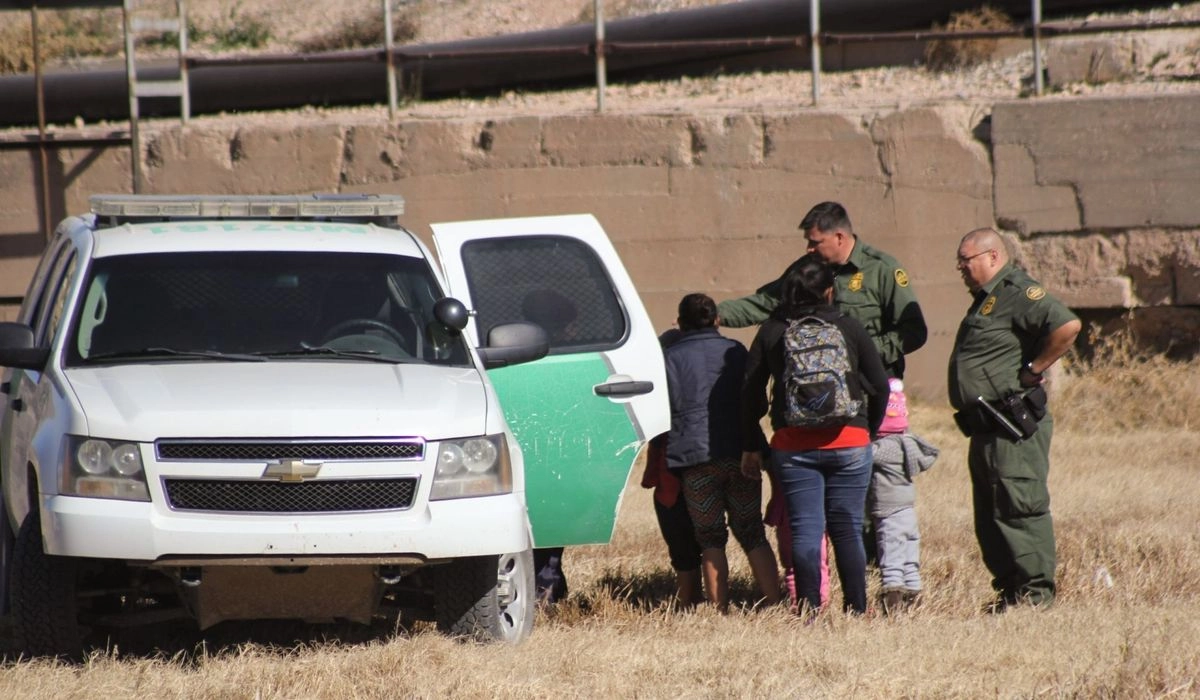 Migrantes mexicanos intentan estrangular a agente de la Patrulla Fronteriza en Houston